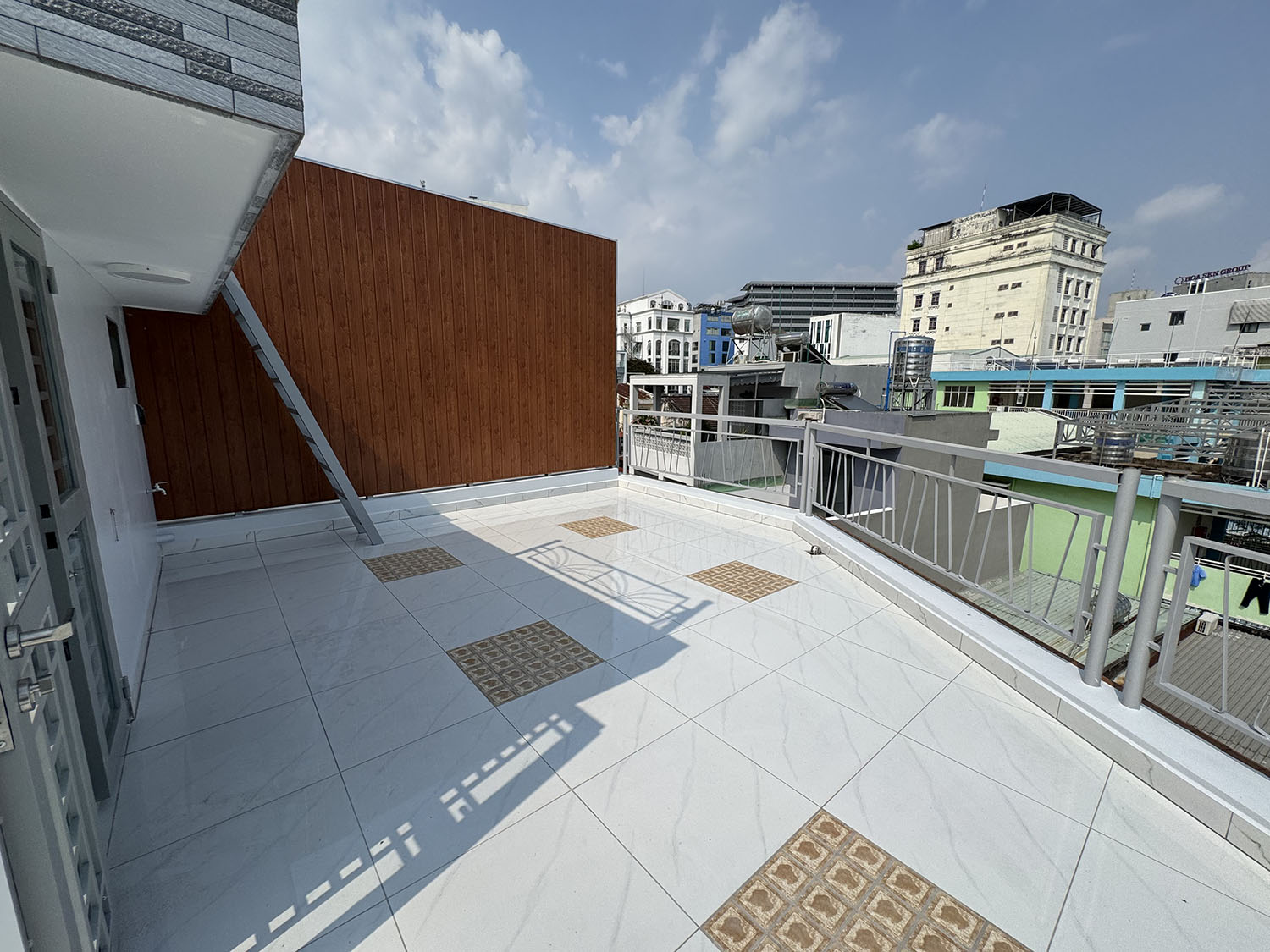 Chính thức mở bán biệt thự mini 3 lầu HXH VF5 khu cao cấp Hoàng Diệu - Trước nhà có sân đỗ ôtô